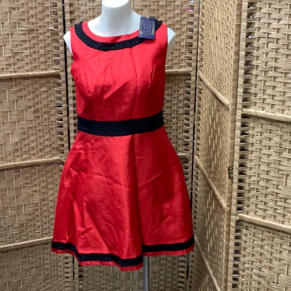 STS Dresses & Skirts - Chic Red and Black Mini Dress